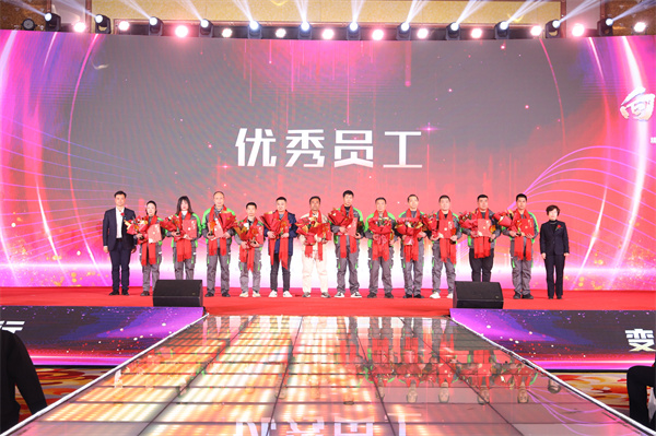 02集團總裁助理黃幼仙女士、江志國先生為優(yōu)秀員工（第二批）獲得者頒獎.jpg